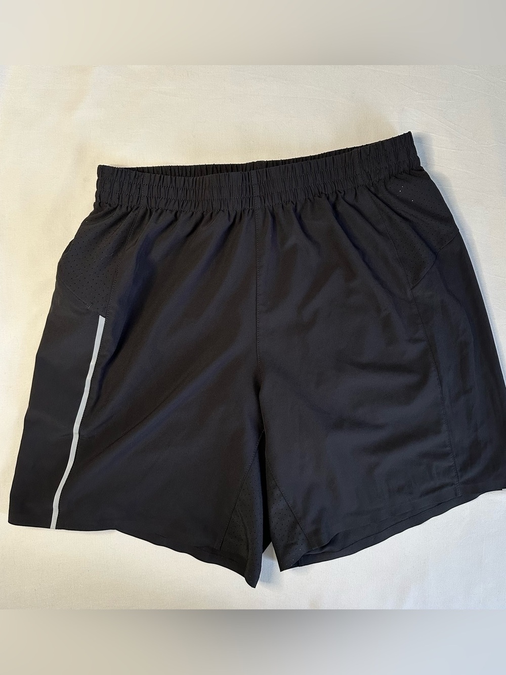 Men’s VRST black shorts